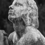 FEMME REGARDE EN HAUT