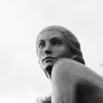 Statue Femme bord du Lac BW 2